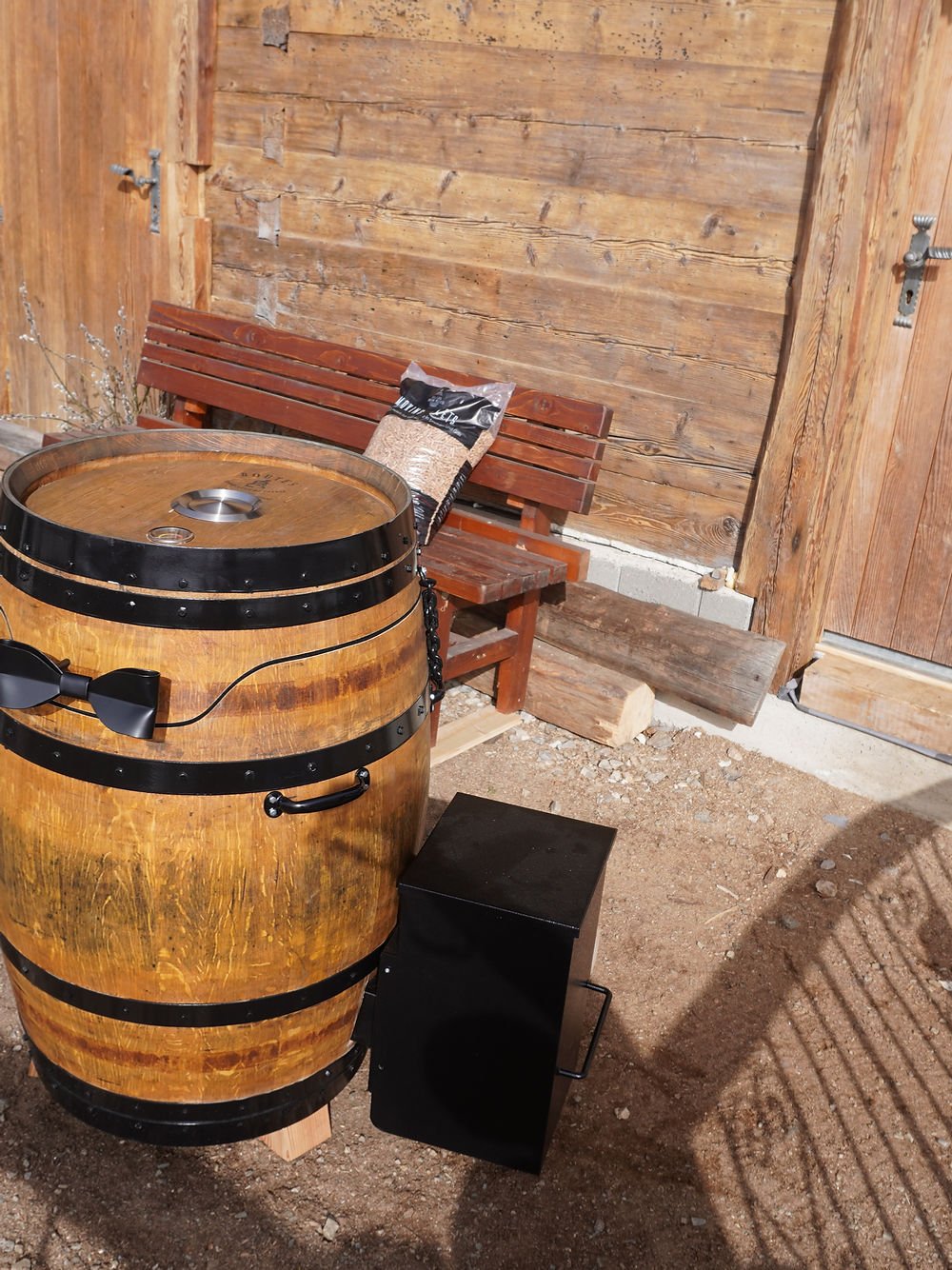 Weinfass Smoker in Lack-Ausführung mit dunklen Ringen – individuelle Gestaltung