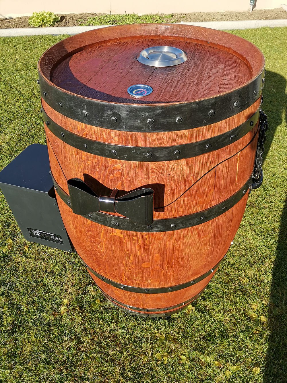 Holzfass-Smoker mit seitlichem Pelletbehälter – persönliche Farbgebung