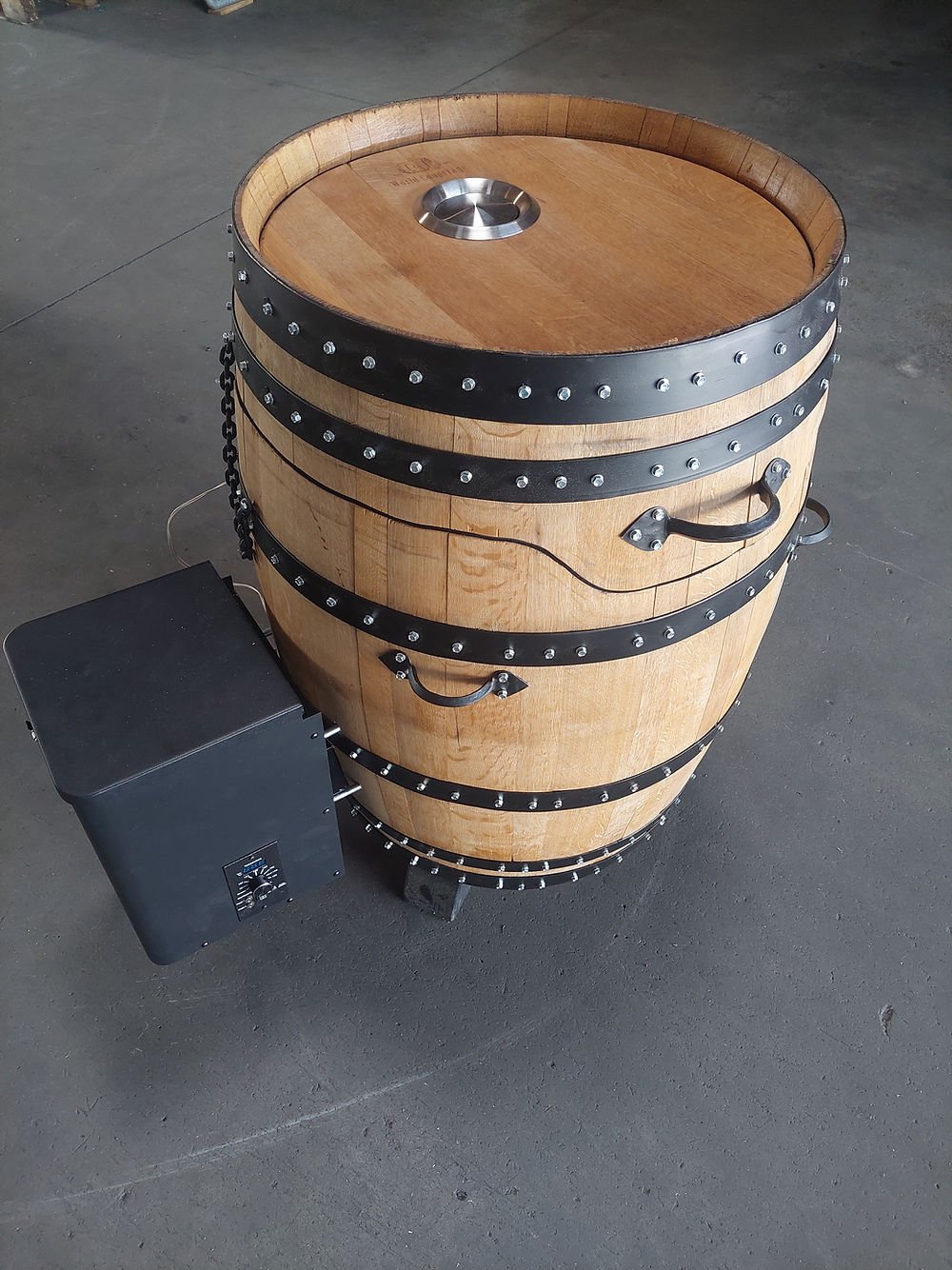 Weinfass Smoker individuell – geschliffen & lackiert, Deckel mit eingebranntem Logo (225 l Eichenfass)