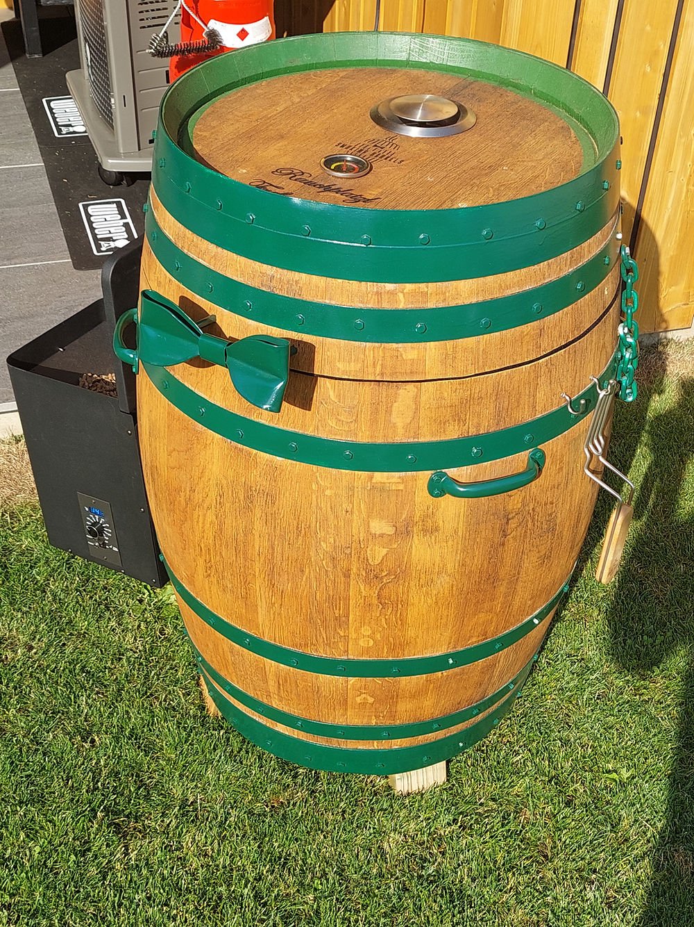 Individuell gestalteter Weinfass Smoker auf Terrasse/Rasen – Branding im Deckel